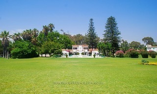 Villa situada en primera línea de playa en venta en Marbella 5