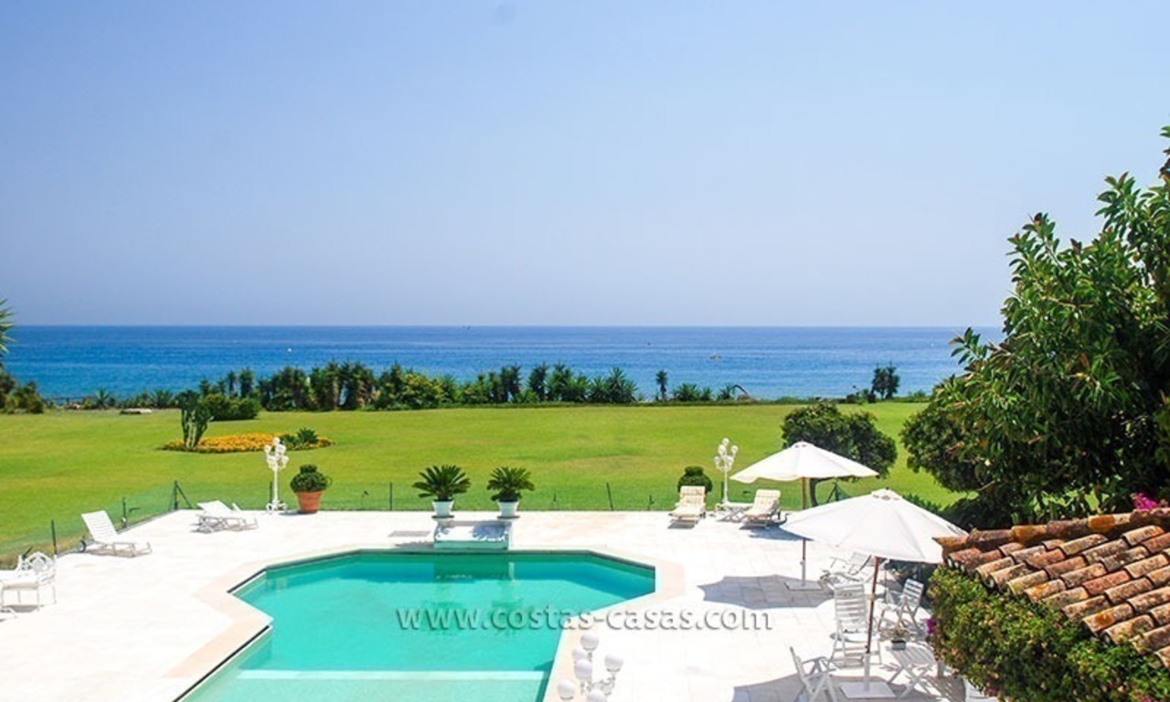 Villa situada en primera línea de playa en venta en Marbella 7