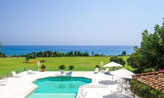 Villa situada en primera línea de playa en venta en Marbella 7