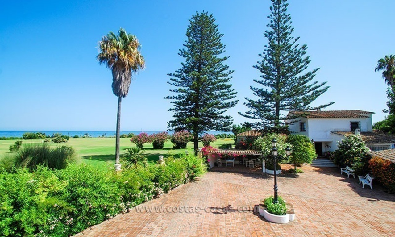 Villa situada en primera línea de playa en venta en Marbella 8
