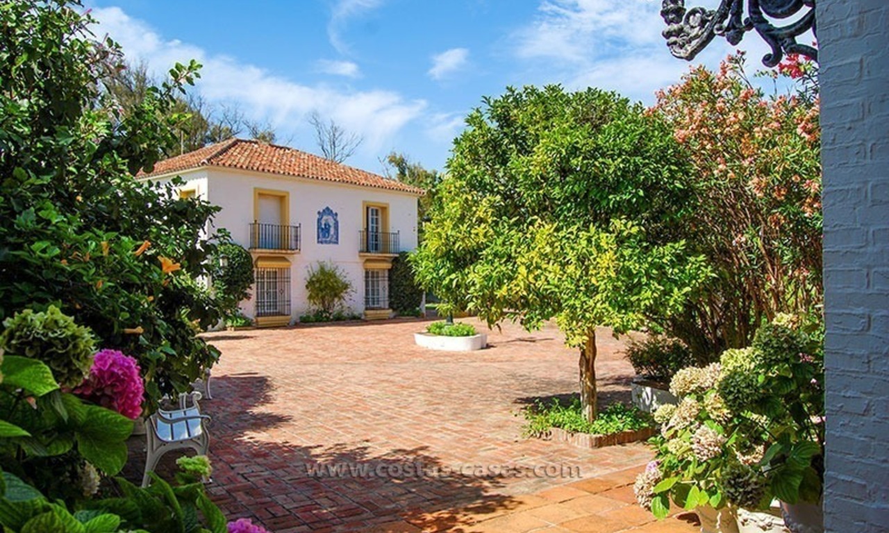 Villa situada en primera línea de playa en venta en Marbella 9
