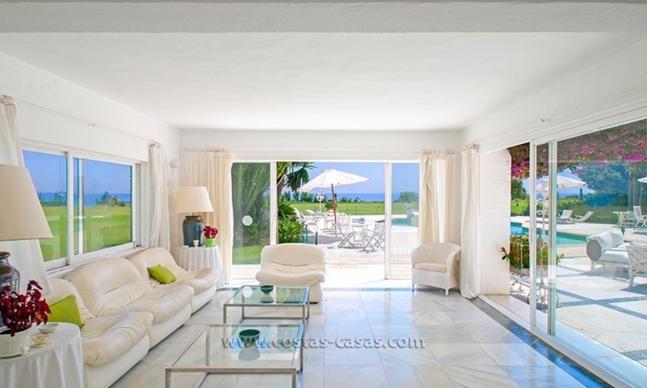 Villa situada en primera línea de playa en venta en Marbella 10