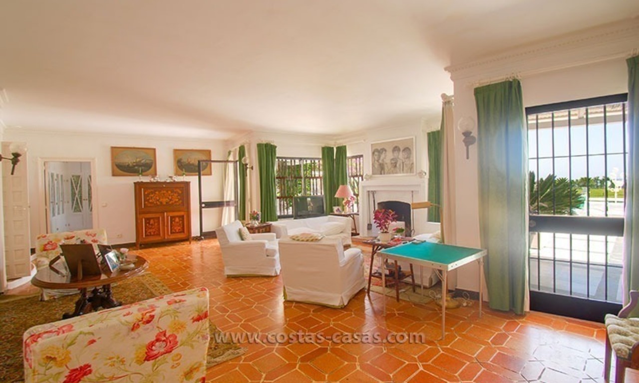 Villa situada en primera línea de playa en venta en Marbella 13