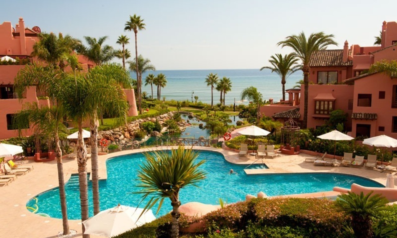 Apartamento de lujo frontal al mar para alquilar en vacaciones en complejo en primera línea de playa en la Milla de Oro, Marbella - Estepona, Costa del Sol 1