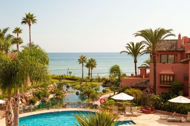 Apartamento de lujo frontal al mar para alquilar en vacaciones en complejo en primera línea de playa en la Milla de Oro, Marbella - Estepona, Costa del Sol