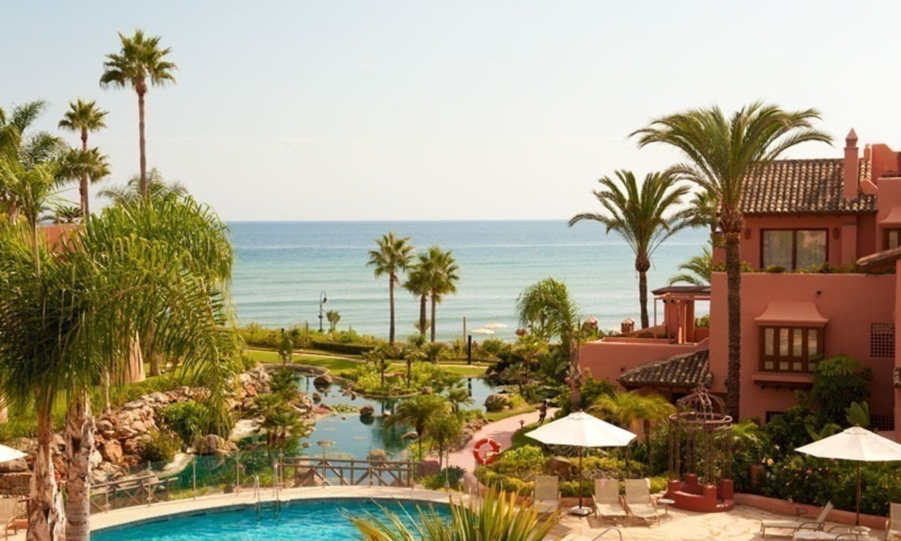 Apartamento de lujo frontal al mar para alquilar en vacaciones en complejo en primera línea de playa en la Milla de Oro, Marbella - Estepona, Costa del Sol 0