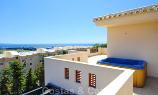 Apartamentos de lujo en venta en Nueva Andalucia, Marbella, a poca distancia de los servicios y de Puerto Banús 30602 