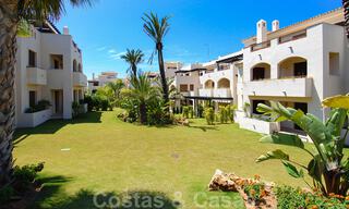 Apartamentos de lujo en venta en Nueva Andalucia, Marbella, a poca distancia de los servicios y de Puerto Banús 30618 
