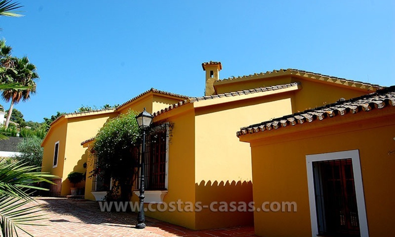 Villa en el golf de estilo andaluz a la venta en Estepona - Marbella 9