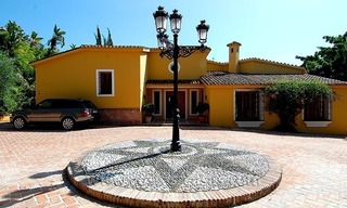 Villa en el golf de estilo andaluz a la venta en Estepona - Marbella 10
