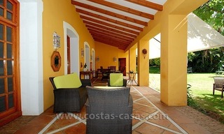Villa en el golf de estilo andaluz a la venta en Estepona - Marbella 7