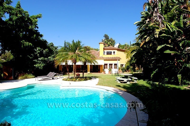 Villa en el golf de estilo andaluz a la venta en Estepona - Marbella