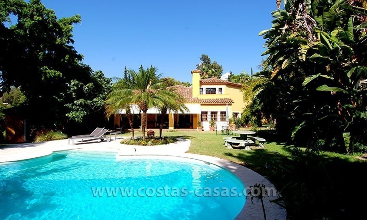 Villa en el golf de estilo andaluz a la venta en Estepona - Marbella 0
