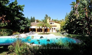 Villa en el golf de estilo andaluz a la venta en Estepona - Marbella 1