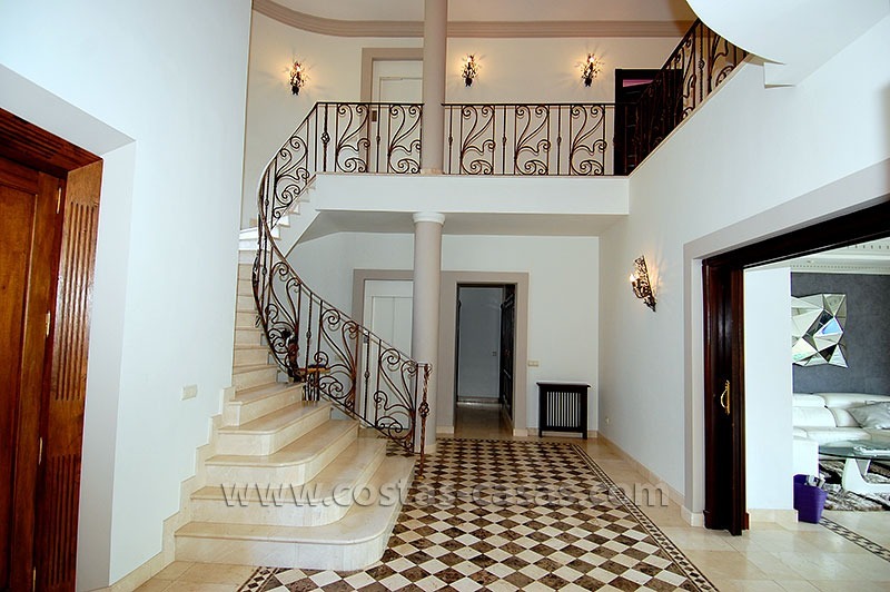 Villa exclusiva de estilo andaluz a la venta en la zona de Marbella - Benahavis