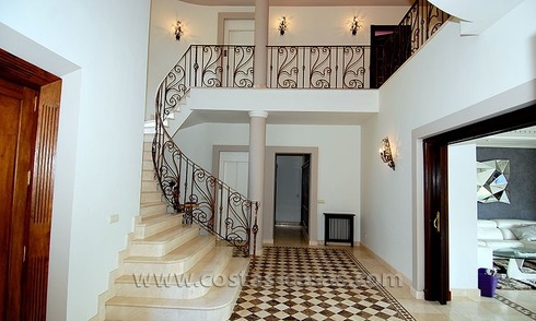 Villa exclusiva de estilo andaluz a la venta en la zona de Marbella - Benahavis 