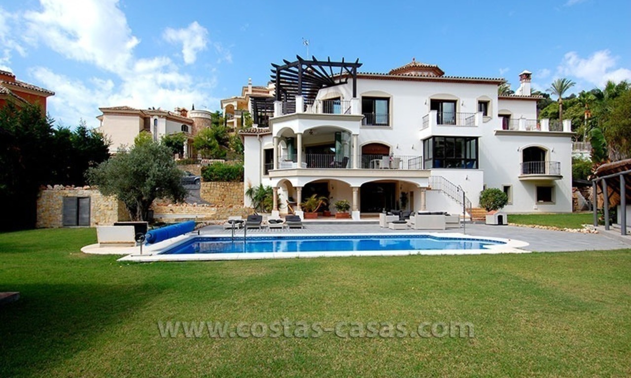 Villa exclusiva de estilo andaluz a la venta en la zona de Marbella - Benahavis 3