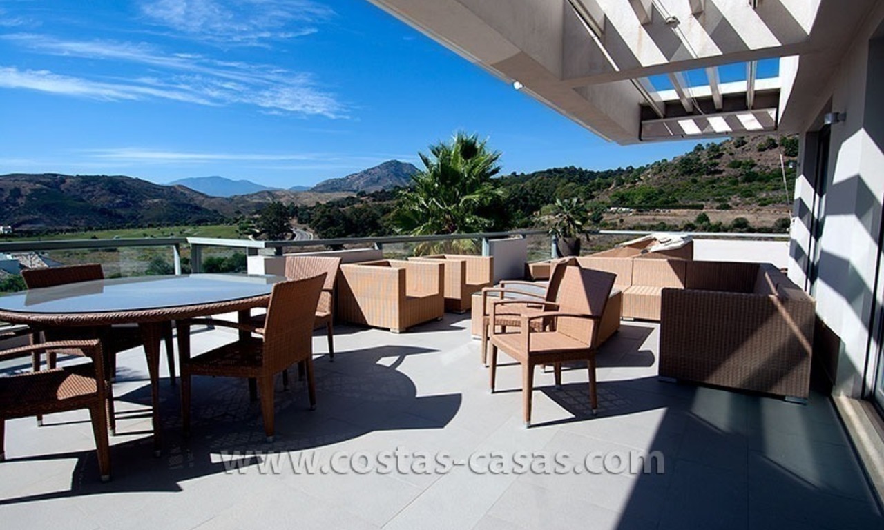 En venta en Marbella - Benahavís: Apartmento moderno de lujo en el campo de golf 1