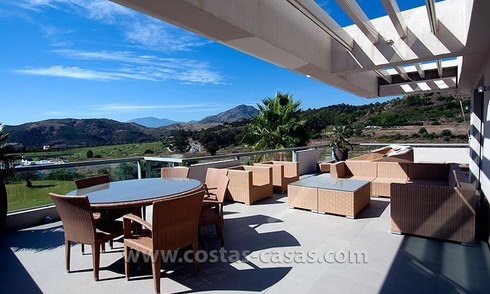 En venta en Marbella - Benahavís: Apartmento moderno de lujo en el campo de golf 