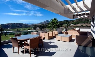 En venta en Marbella - Benahavís: Apartmento moderno de lujo en el campo de golf 0