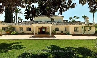 Villa exclusiva de estilo andaluz a la venta en Marbella - Benahavis 1