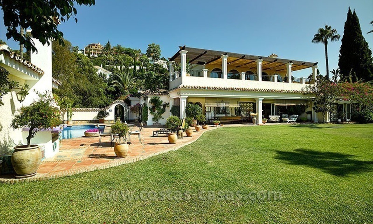 Villa exclusiva de estilo andaluz a la venta en Marbella - Benahavis 2