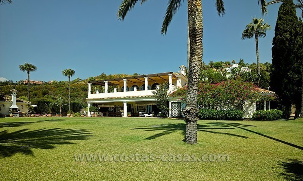 Villa exclusiva de estilo andaluz a la venta en Marbella - Benahavis 3
