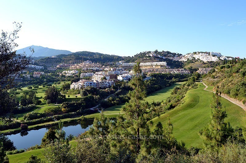 En venta en Marbella - Benahavís: Apartamento en campo de golf