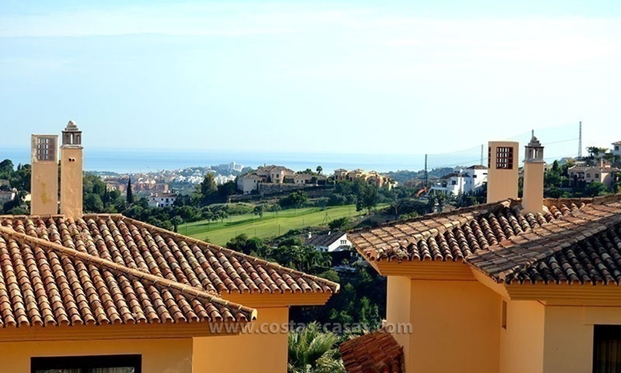 En venta en Marbella - Benahavís: Apartamento en campo de golf 2