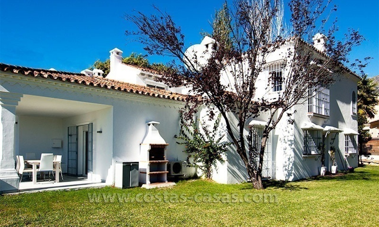 En venta: Villa muy bien situada, amplia y completamente renovada en Marbella 1