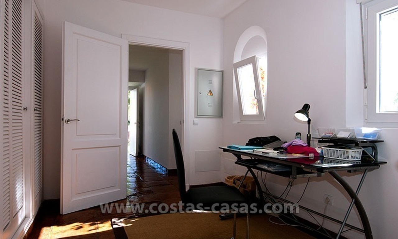 En venta: Villa muy bien situada, amplia y completamente renovada en Marbella 28