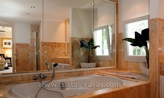En venta: Villa muy bien situada, amplia y completamente renovada en Marbella 34