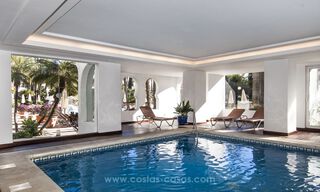 Apartamento junto a la playa en venta en Puerto Banús, Marbella 29660 