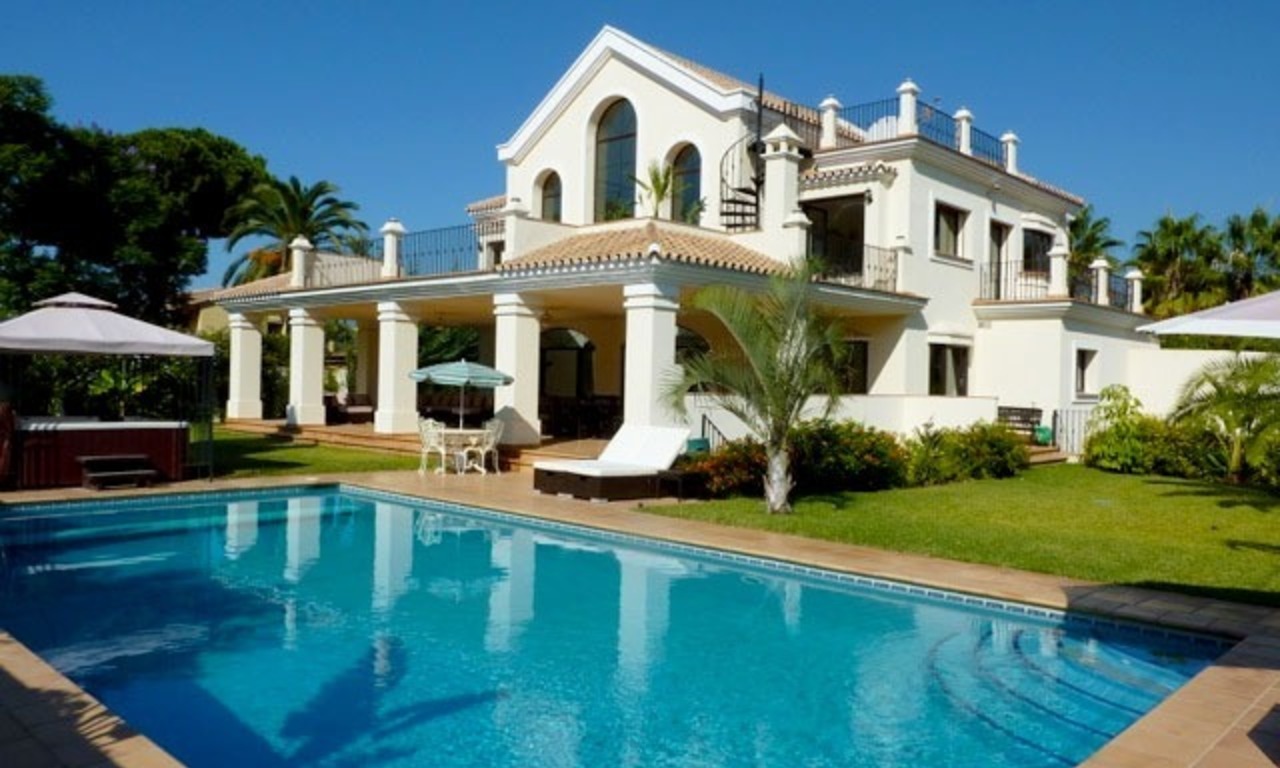 En venta: Villa Grande de Lujo Moderna cerca de playa en Marbella 0