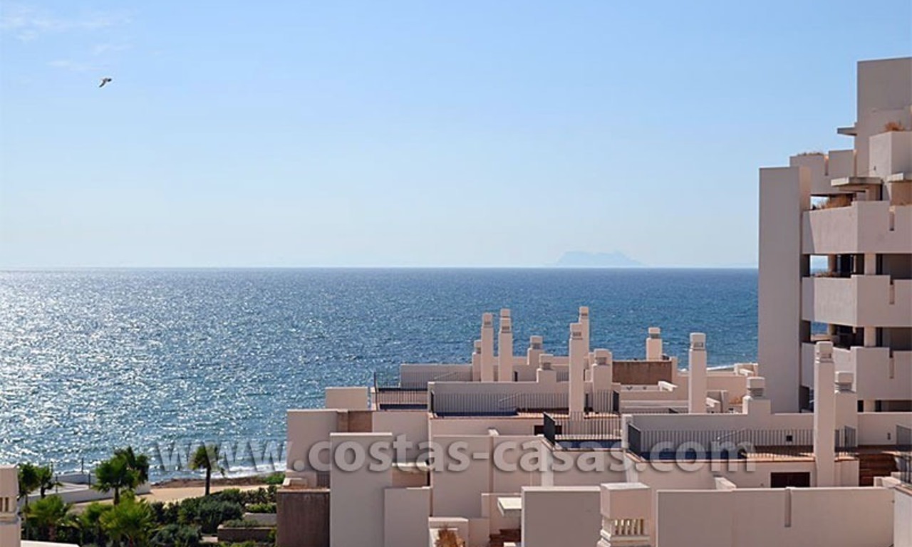 Apartamentos y Aticos modernos a la venta en primera línea de playa, Nueva Milla de Oro, Marbella - Estepona 3