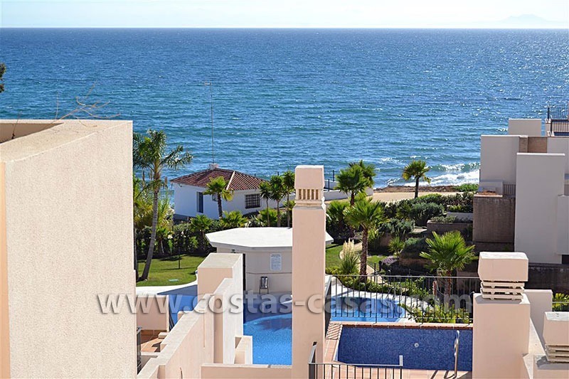 Apartamentos y Aticos modernos a la venta en primera línea de playa, Nueva Milla de Oro, Marbella - Estepona