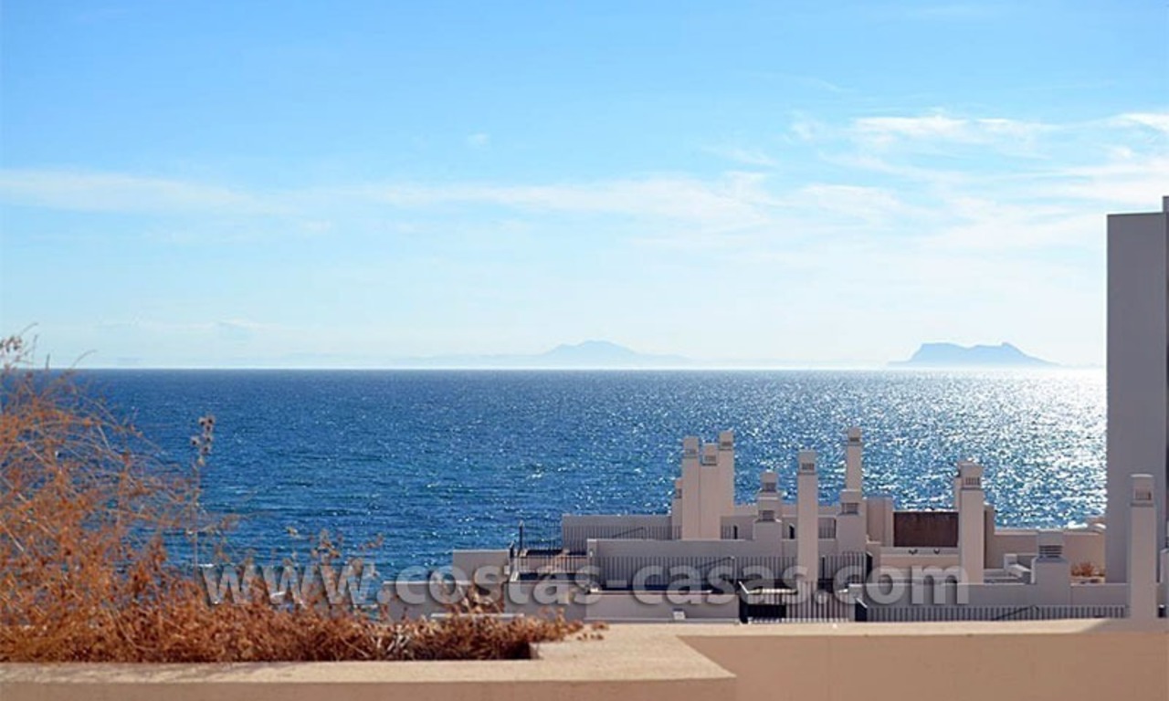 Apartamentos y Aticos modernos a la venta en primera línea de playa, Nueva Milla de Oro, Marbella - Estepona 2