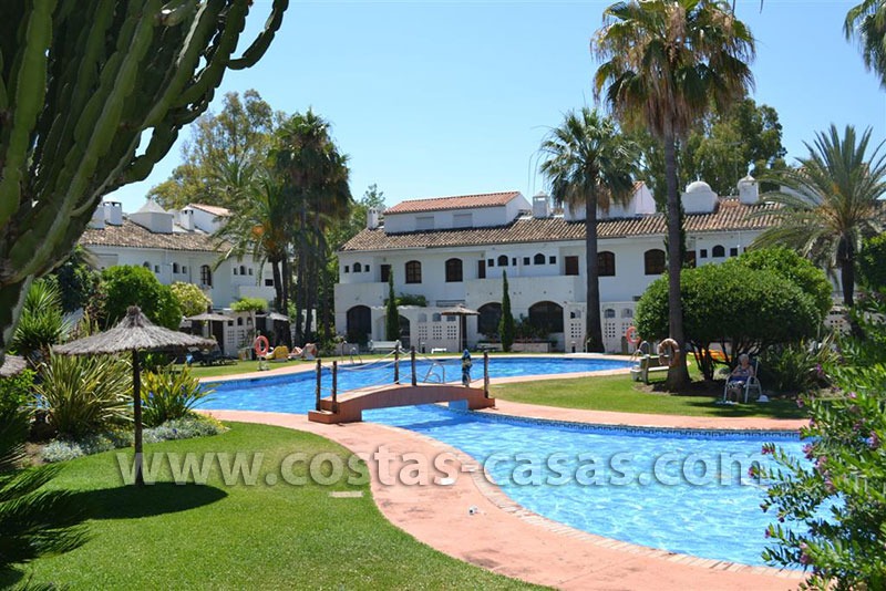 En venta: Casa adosada cerca de la playa e instalaciones en Marbella - Estepona