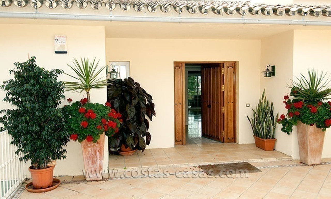 Villa en primera linea de golf en venta en Nueva Andalucía, Marbella 9