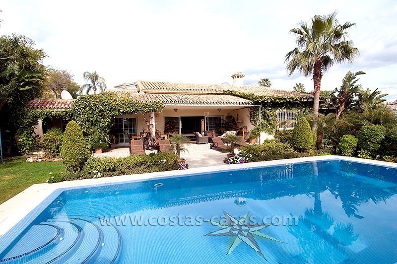 Villa en primera linea de golf en venta en Nueva Andalucía, Marbella