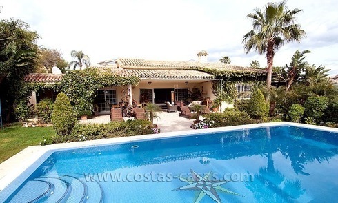 Villa en primera linea de golf en venta en Nueva Andalucía, Marbella 