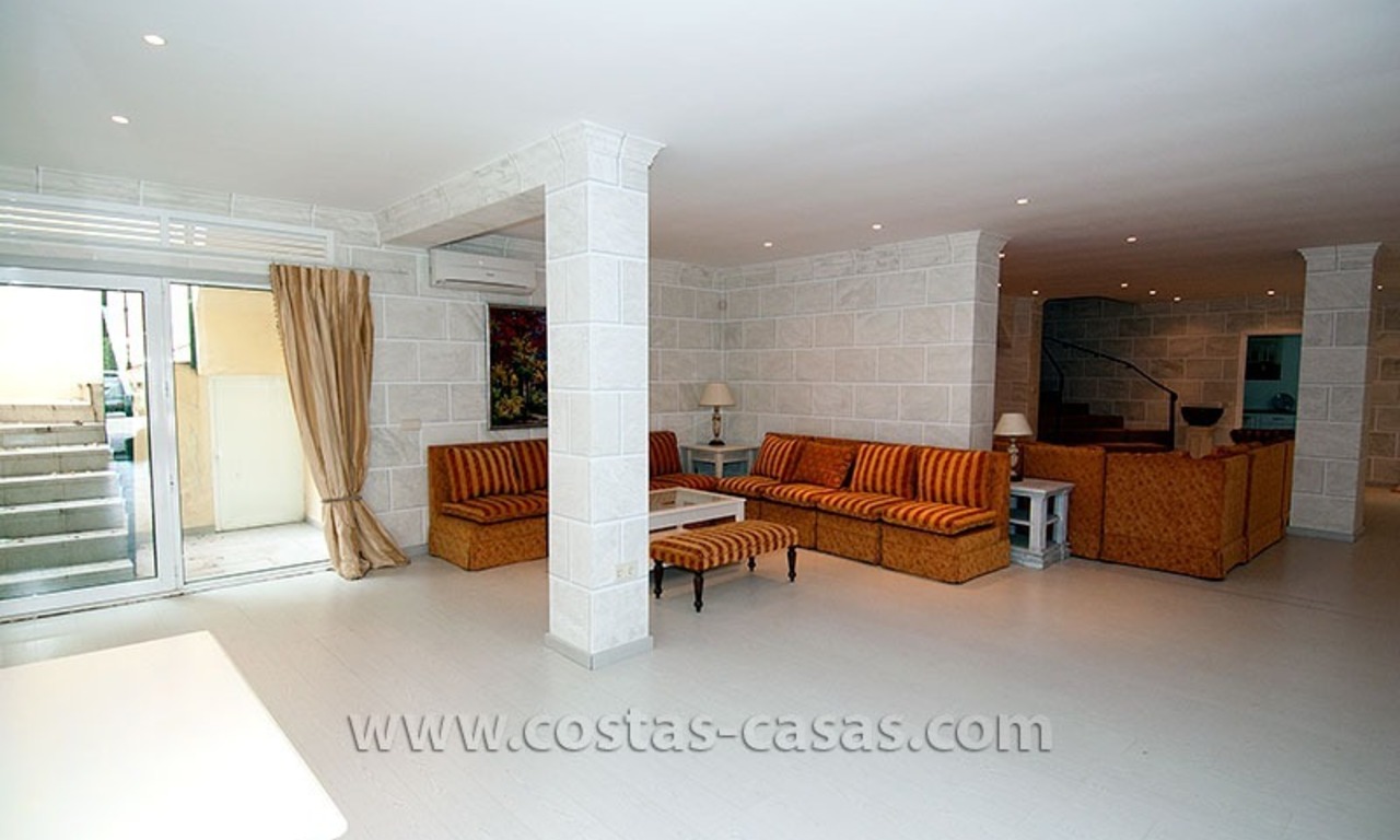 Villa en primera linea de golf en venta en Nueva Andalucía, Marbella 29