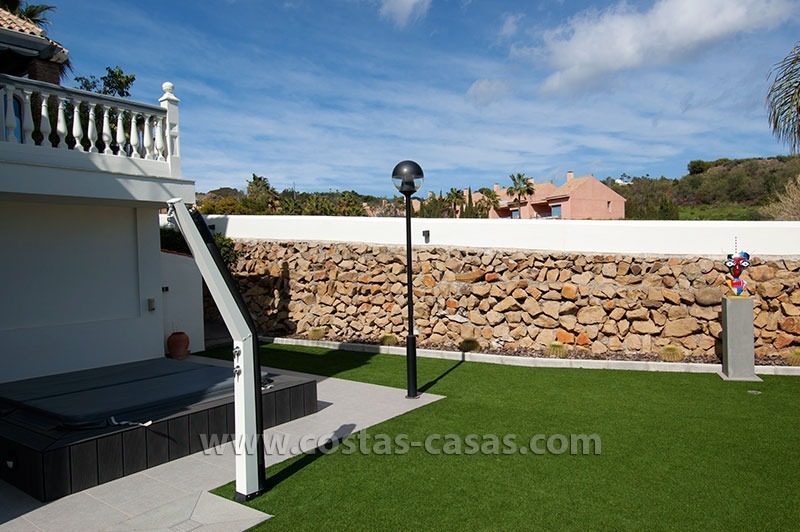 Villa moderna espaciosa, totalmente renovada en venta en Nueva Andalucía, Marbella 3