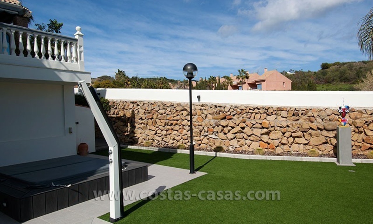 Villa moderna espaciosa, totalmente renovada en venta en Nueva Andalucía, Marbella 3