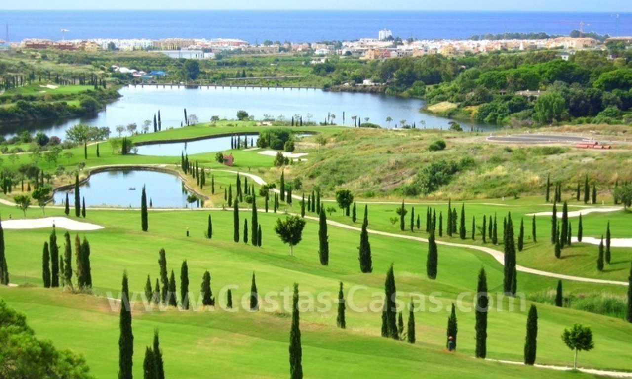 Nuevo apartamento de vacaciones de estilo moderno en alquiler un complejo de golf Marbella-Benahavis en la Costa del Sol 18
