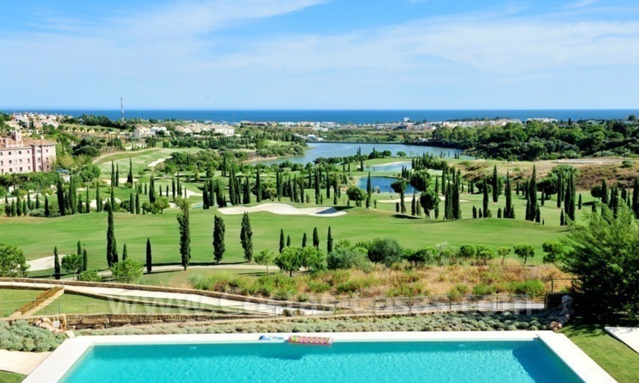 Nuevo apartamento de vacaciones de estilo moderno en alquiler un complejo de golf Marbella-Benahavis en la Costa del Sol 19