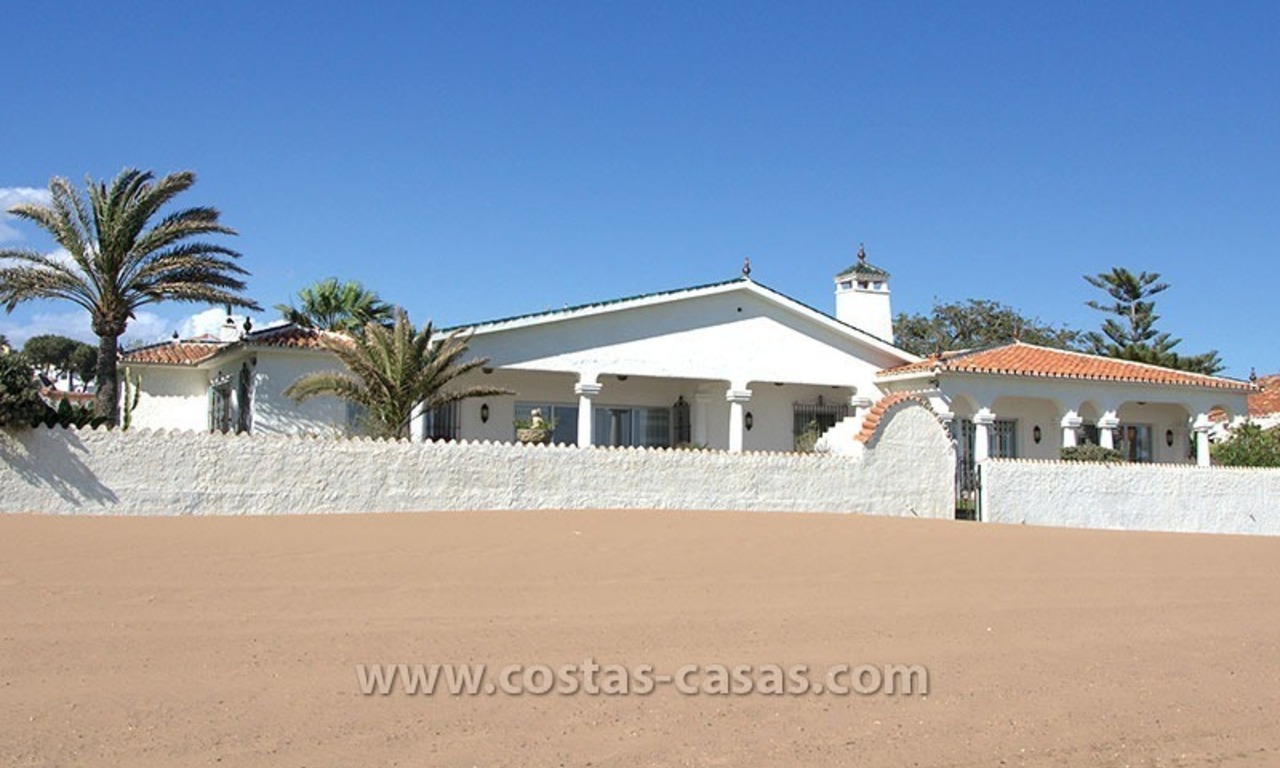 En venta: Villa en primera línea de playa en Marbella 1