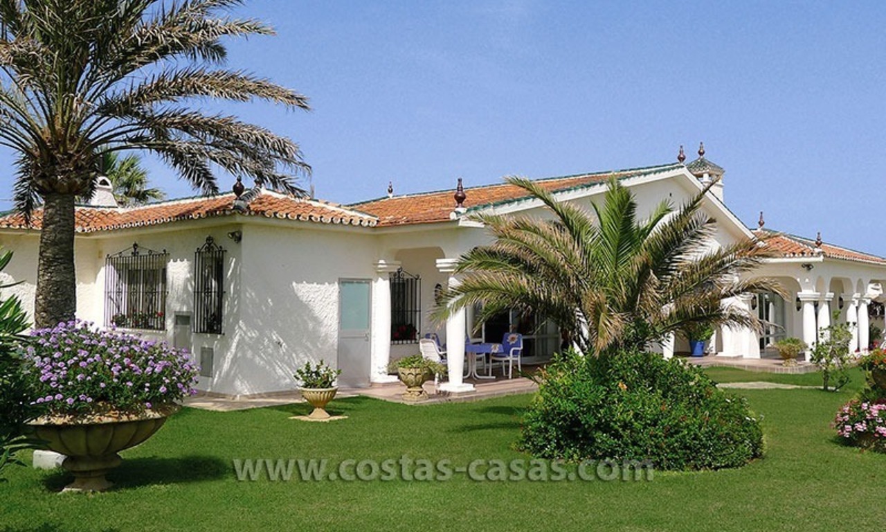 En venta: Villa en primera línea de playa en Marbella 3