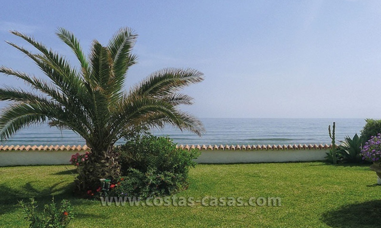 En venta: Villa en primera línea de playa en Marbella 5