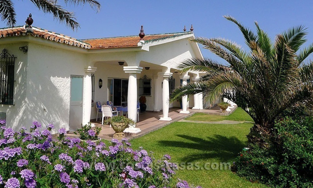 En venta: Villa en primera línea de playa en Marbella 2